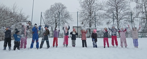 Zabawy przedszkolaków na śniegu 